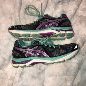 Athletic tennis shoes